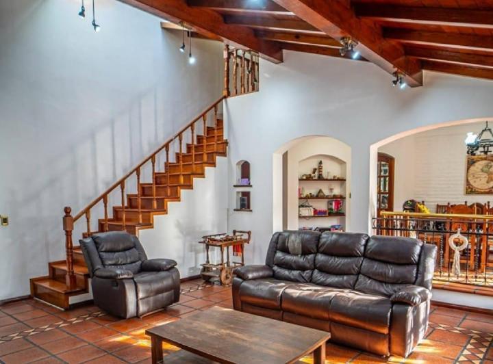 Casa · 350m² · 7 Ambientes · 7 Cocheras