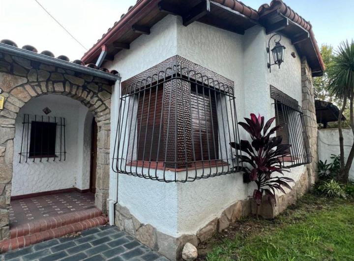 Casa · 300m² · 4 Ambientes · 2 Cocheras