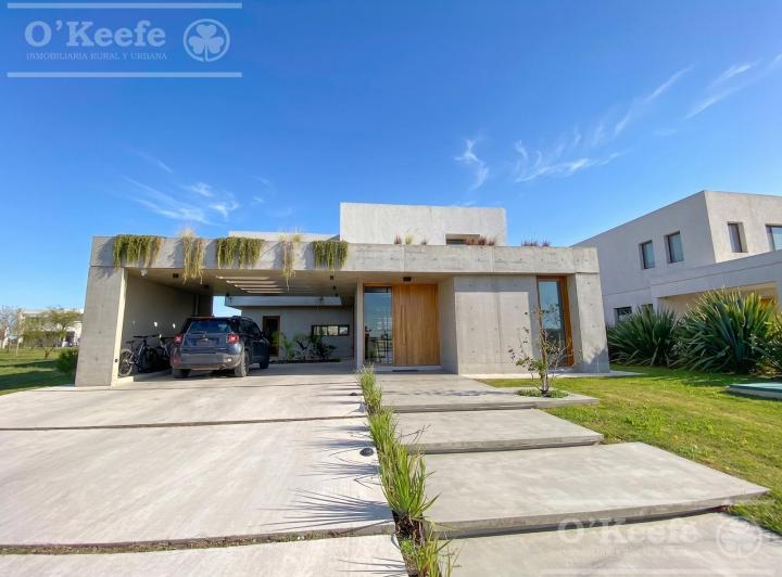 Casa · 218m² · 5 Ambientes · 2 Cocheras