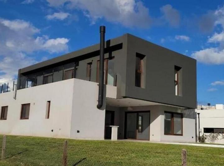 Casa · 288m² · 4 Ambientes · 2 Cocheras
