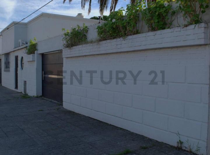 Casa · 130m² · 3 Dormitorios · 4 Cocheras