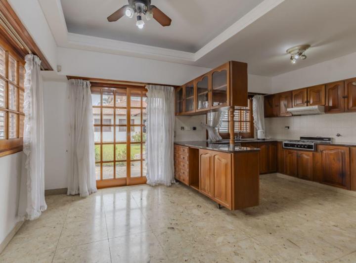 Casa · 225m² · 5 Ambientes · 2 Cocheras