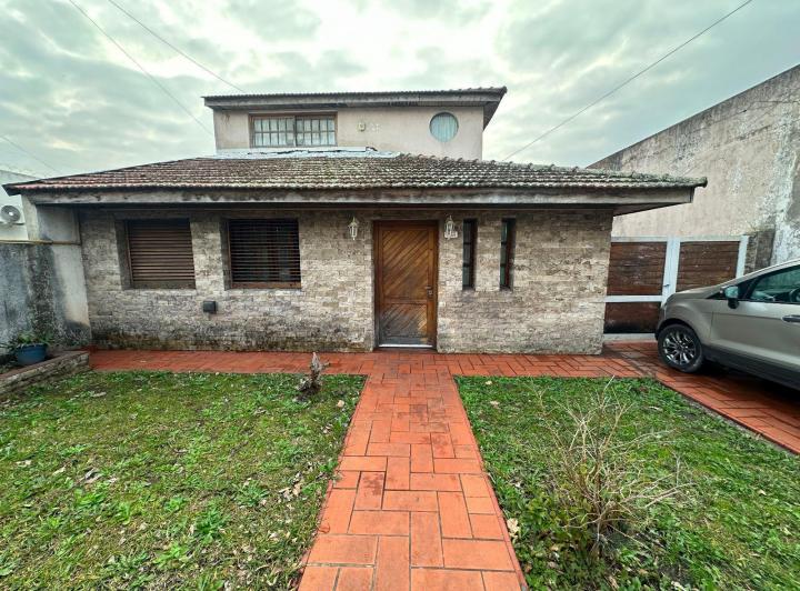 Casa · 180m² · 5 Ambientes · 2 Cocheras