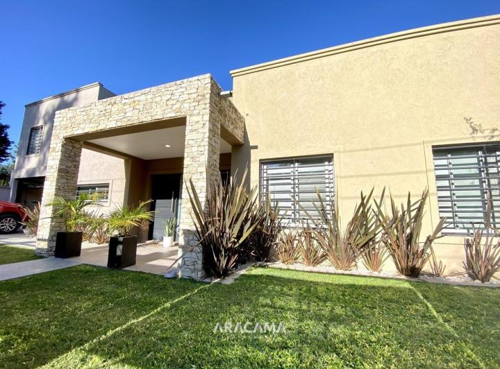 Casa · 260m² · 4 Ambientes · 2 Cocheras