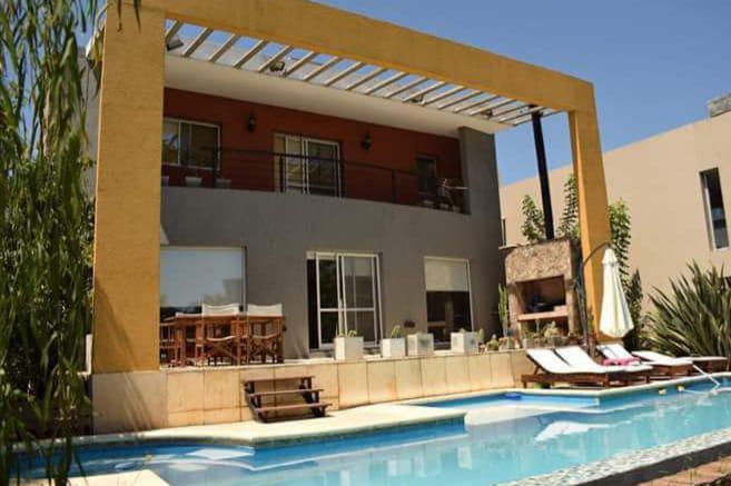 Casa · 220m² · 4 Ambientes · 2 Cocheras