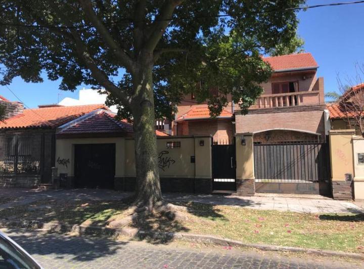 Casa · 140m² · 5 Ambientes · 2 Cocheras