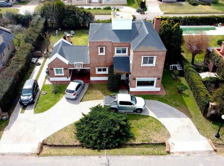 Casa · 184ha · 5 Ambientes · 1 Cochera