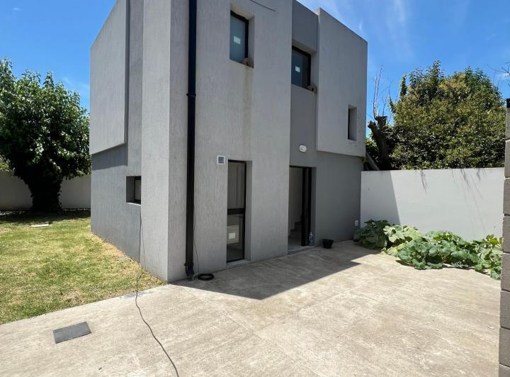 Casa · 90m² · 3 Ambientes · 2 Cocheras