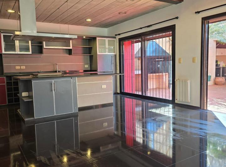 Casa · 200m² · 5 Ambientes · 2 Cocheras