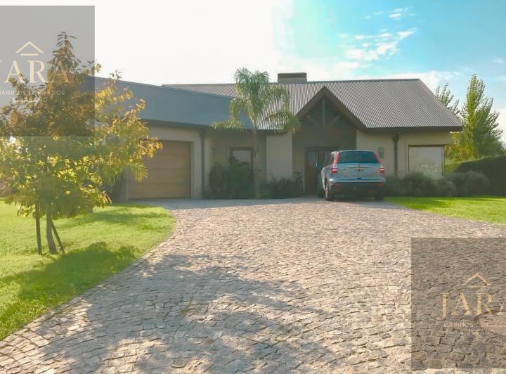 Casa · 180m² · 4 Ambientes · 2 Cocheras