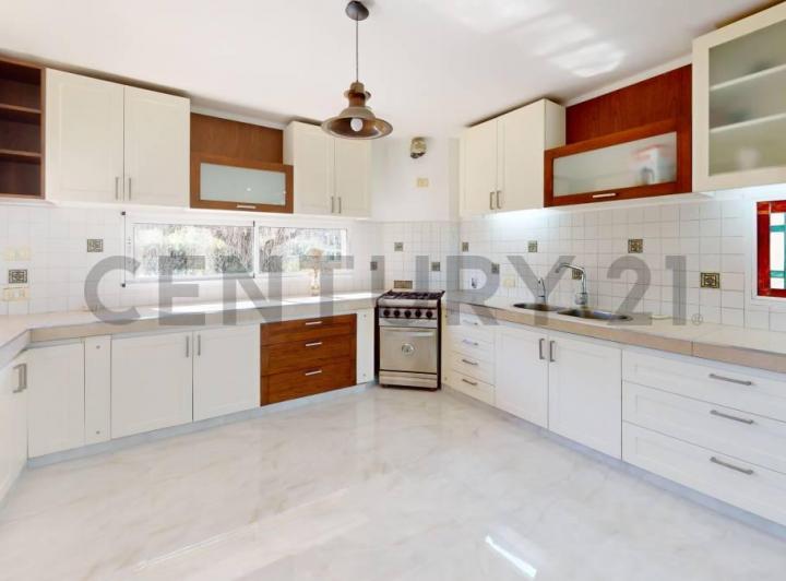 Casa · 348m² · 4 Ambientes · 1 Cochera