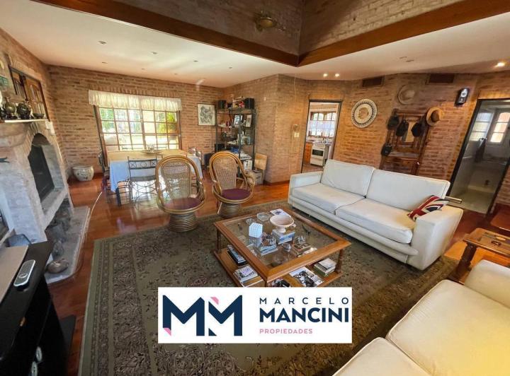 Casa · 200m² · 5 Ambientes · 2 Cocheras