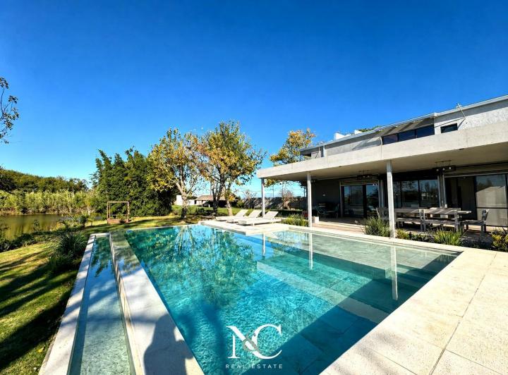 Casa · 200m² · 2 Dormitorios · 1 Cochera