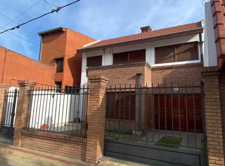Casa · 250m² · 4 Ambientes · 4 Cocheras