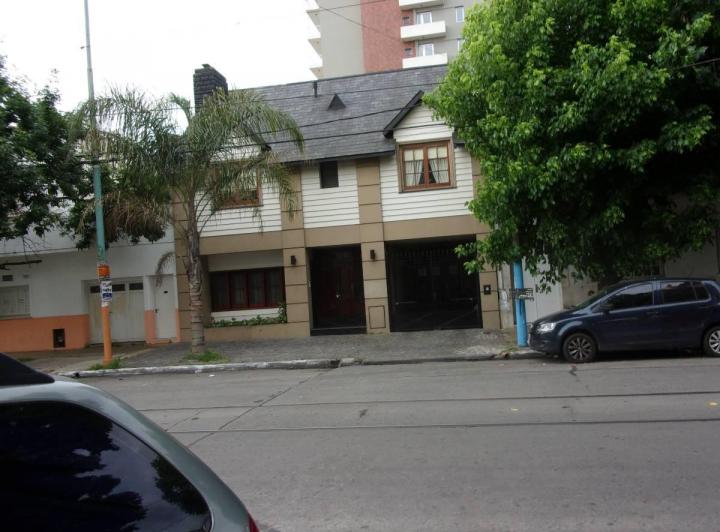 Casa · 200m² · 4 Ambientes · 2 Cocheras