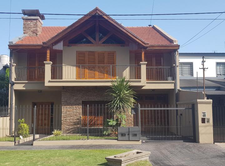 Casa · 240m² · 4 Ambientes · 1 Cochera