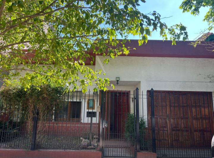 Casa · 100m² · 4 Ambientes · 2 Cocheras