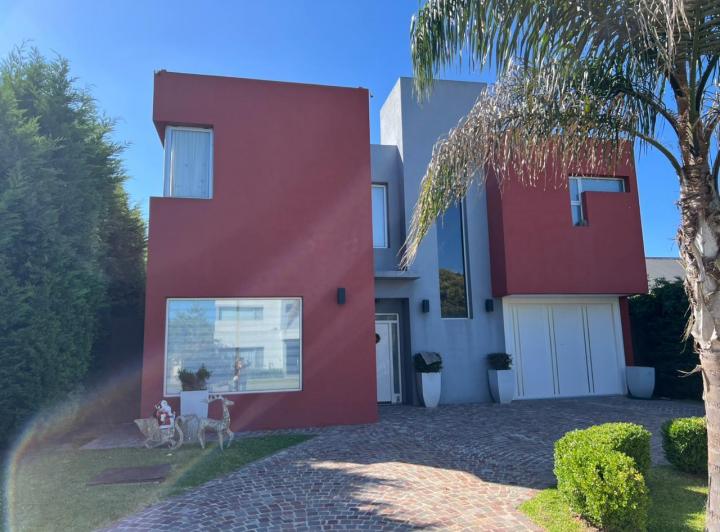 Casa · 260m² · 6 Ambientes · 1 Cochera
