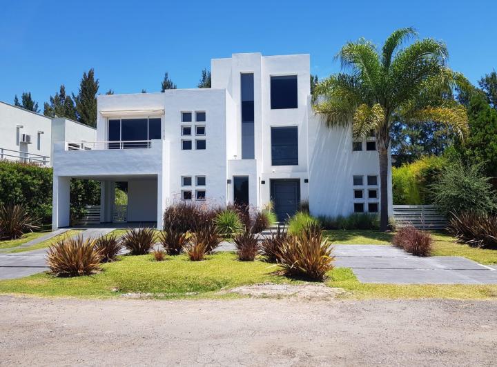 Casa · 336m² · 4 Ambientes · 2 Cocheras