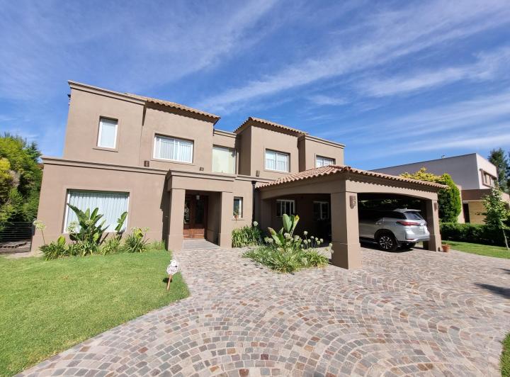 Casa · 317m² · 6 Ambientes · 2 Cocheras