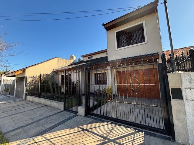 Casa · 180m² · 5 Ambientes · 3 Cocheras