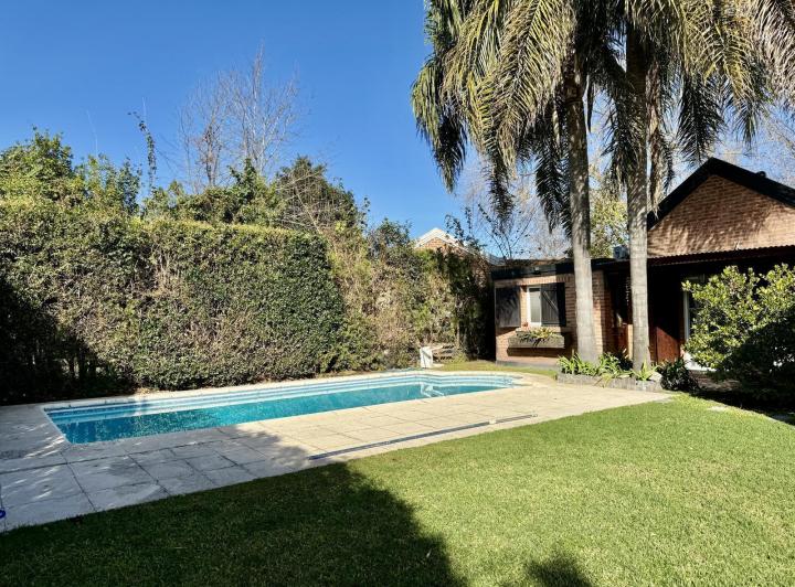 Casa · 240m² · 4 Ambientes · 2 Cocheras