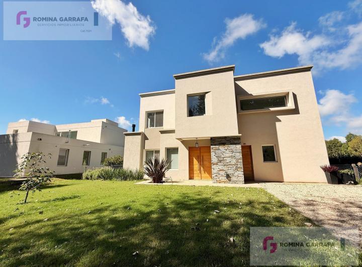 Casa · 177m² · 6 Ambientes · 2 Cocheras
