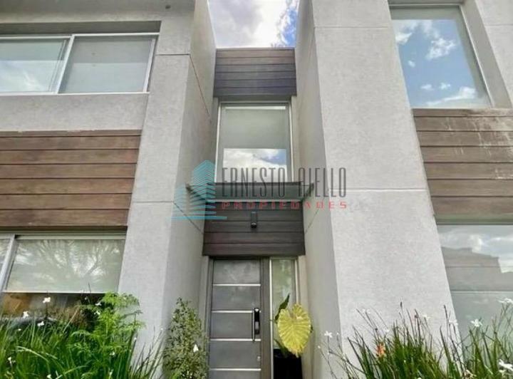 Casa · 205m² · 5 Ambientes · 2 Cocheras