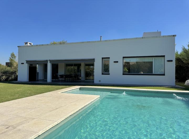 Casa · 180m² · 4 Ambientes · 2 Cocheras