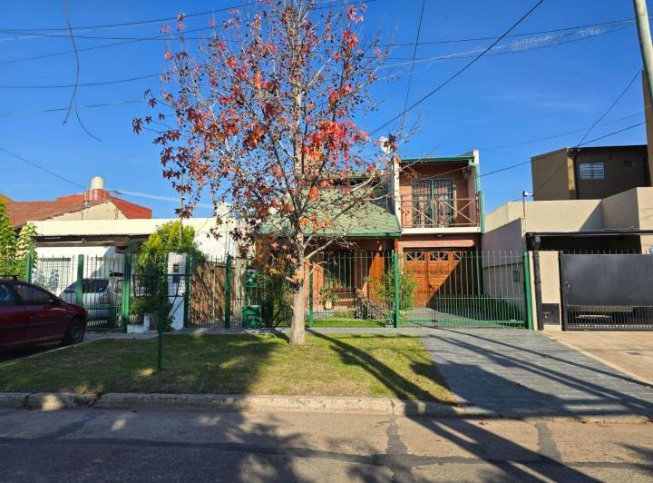 Casa · 200m² · 4 Ambientes · 2 Cocheras