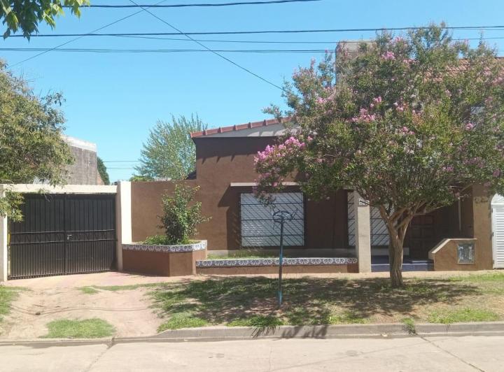 Casa · 1m² · 4 Ambientes · 1 Cochera