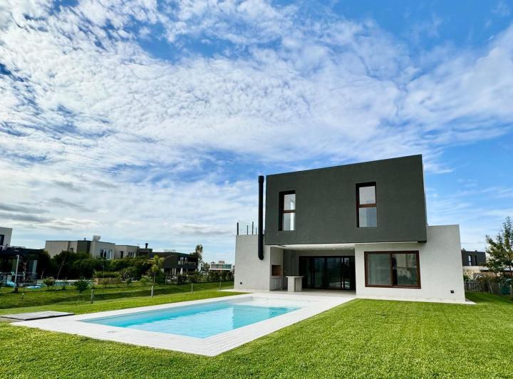 Casa · 288m² · 4 Ambientes · 2 Cocheras