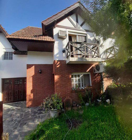 Casa · 220m² · 4 Ambientes · 1 Cochera