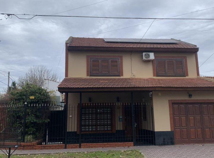 Casa · 200m² · 4 Ambientes · 2 Cocheras