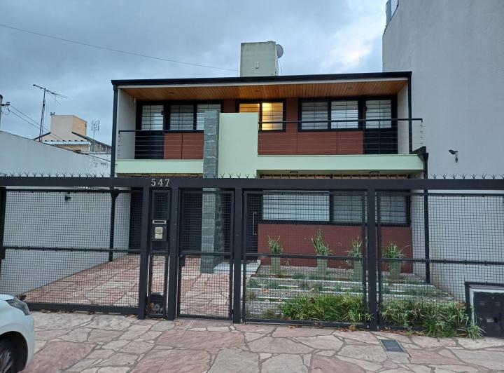 Casa · 230m² · 4 Ambientes · 2 Cocheras