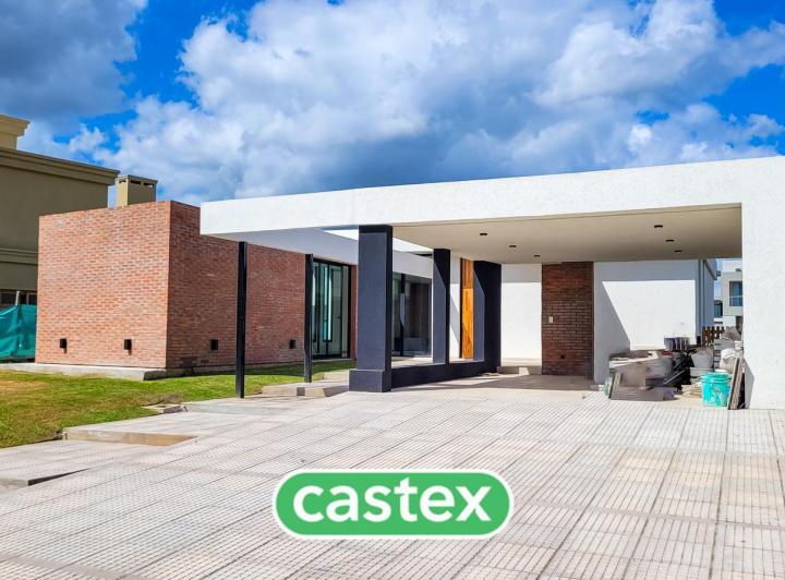 Casa · 310m² · 4 Ambientes · 1 Cochera
