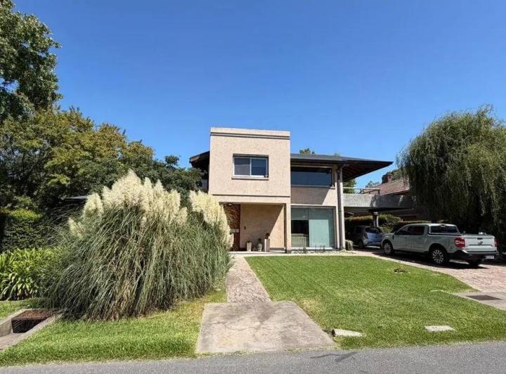 Casa · 247m² · 5 Ambientes · 1 Cochera