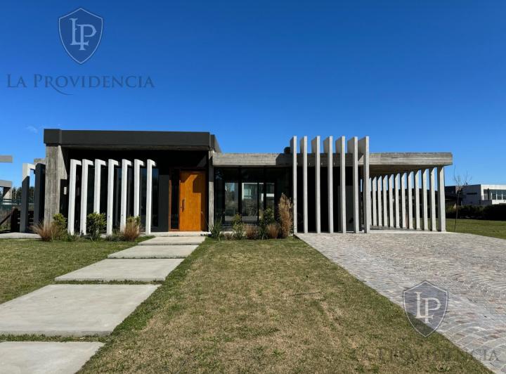 Casa · 199m² · 4 Ambientes · 2 Cocheras