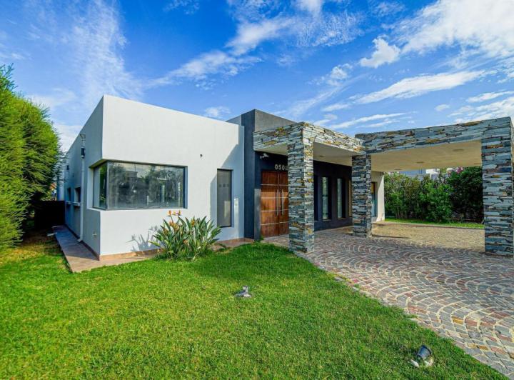 Casa · 158m² · 4 Ambientes · 2 Cocheras