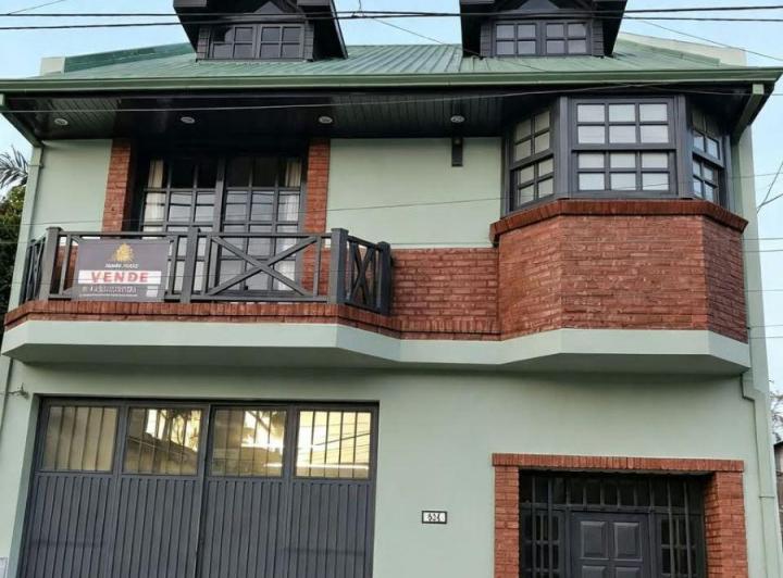 Casa · 350m² · 5 Ambientes · 2 Cocheras