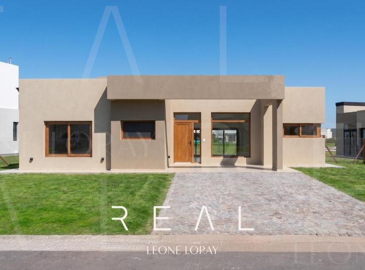 Casa · 143m² · 4 Ambientes · 2 Cocheras
