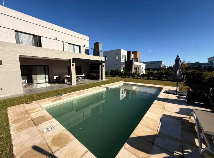 Casa · 228m² · 4 Ambientes