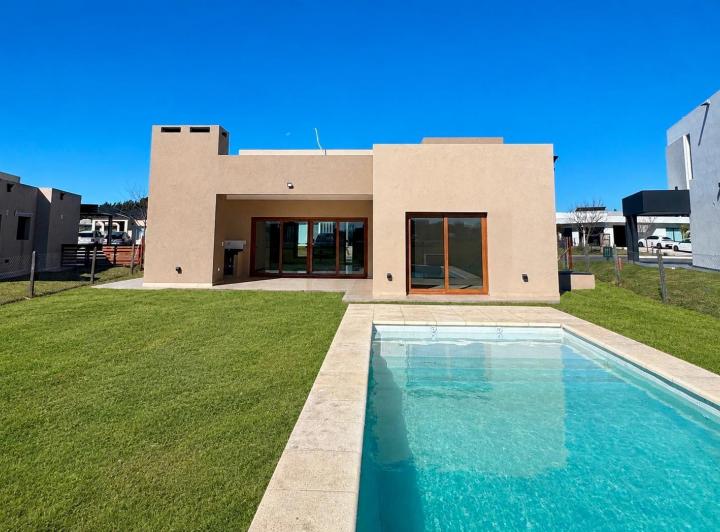 Casa · 143m² · 4 Ambientes · 2 Cocheras