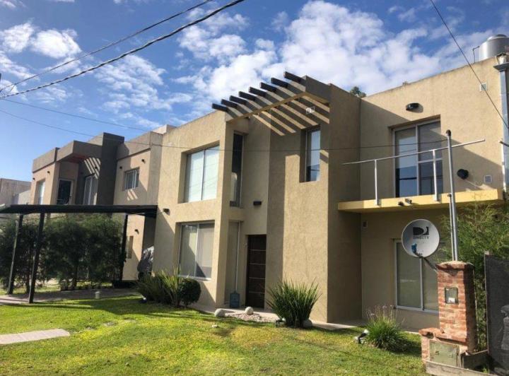 Casa · 400m² · 6 Ambientes · 2 Cocheras