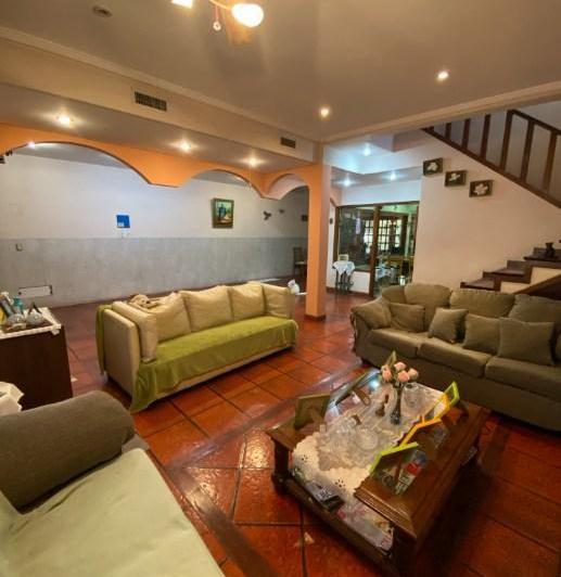 Casa · 280m² · 5 Ambientes · 1 Cochera