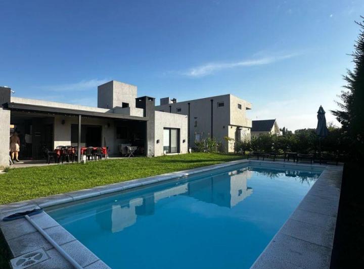 Casa · 160m² · 4 Ambientes · 2 Cocheras