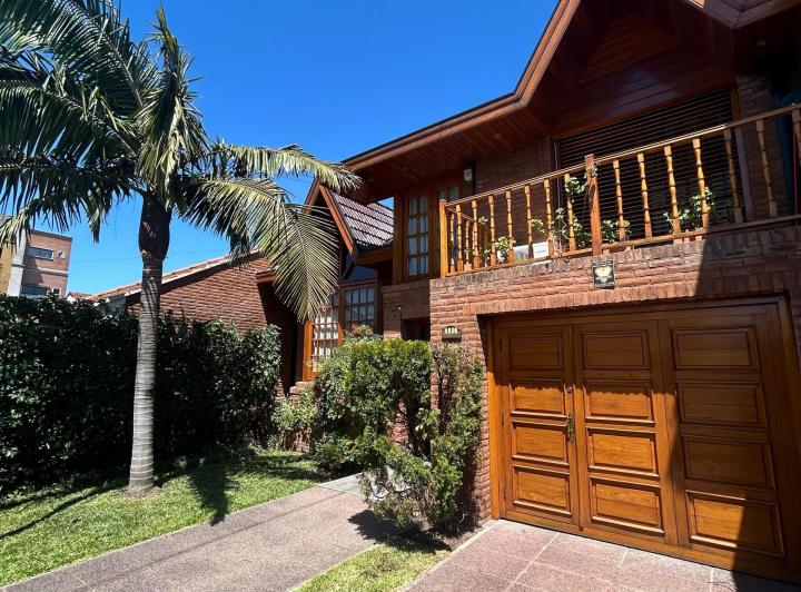 Casa · 245m² · 5 Ambientes · 2 Cocheras