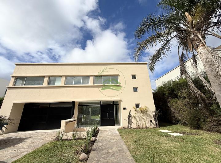 Casa · 215m² · 8 Ambientes · 1 Cochera