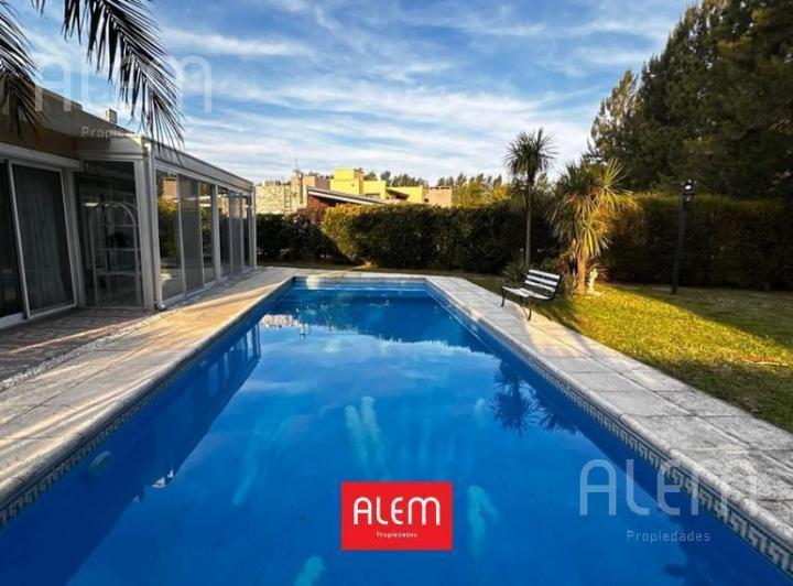 Casa · 232m² · 4 Ambientes · 2 Cocheras