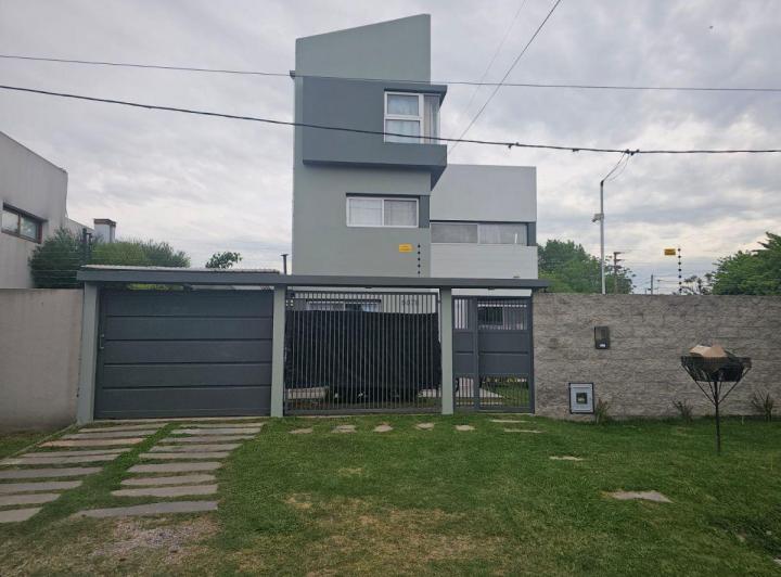 Casa · 150m² · 5 Ambientes · 3 Cocheras